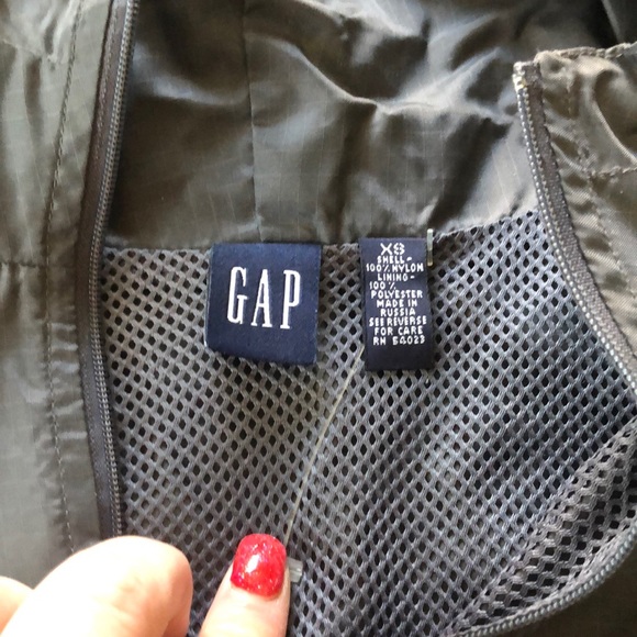 Gap light weight vest with hood - Picture 2 of 4